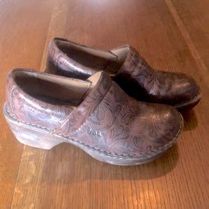 Born women’s wedge clog